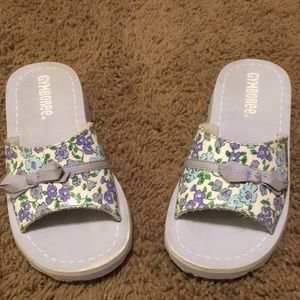 Gymboree Floral Patchwork lilac print slides Sz 10